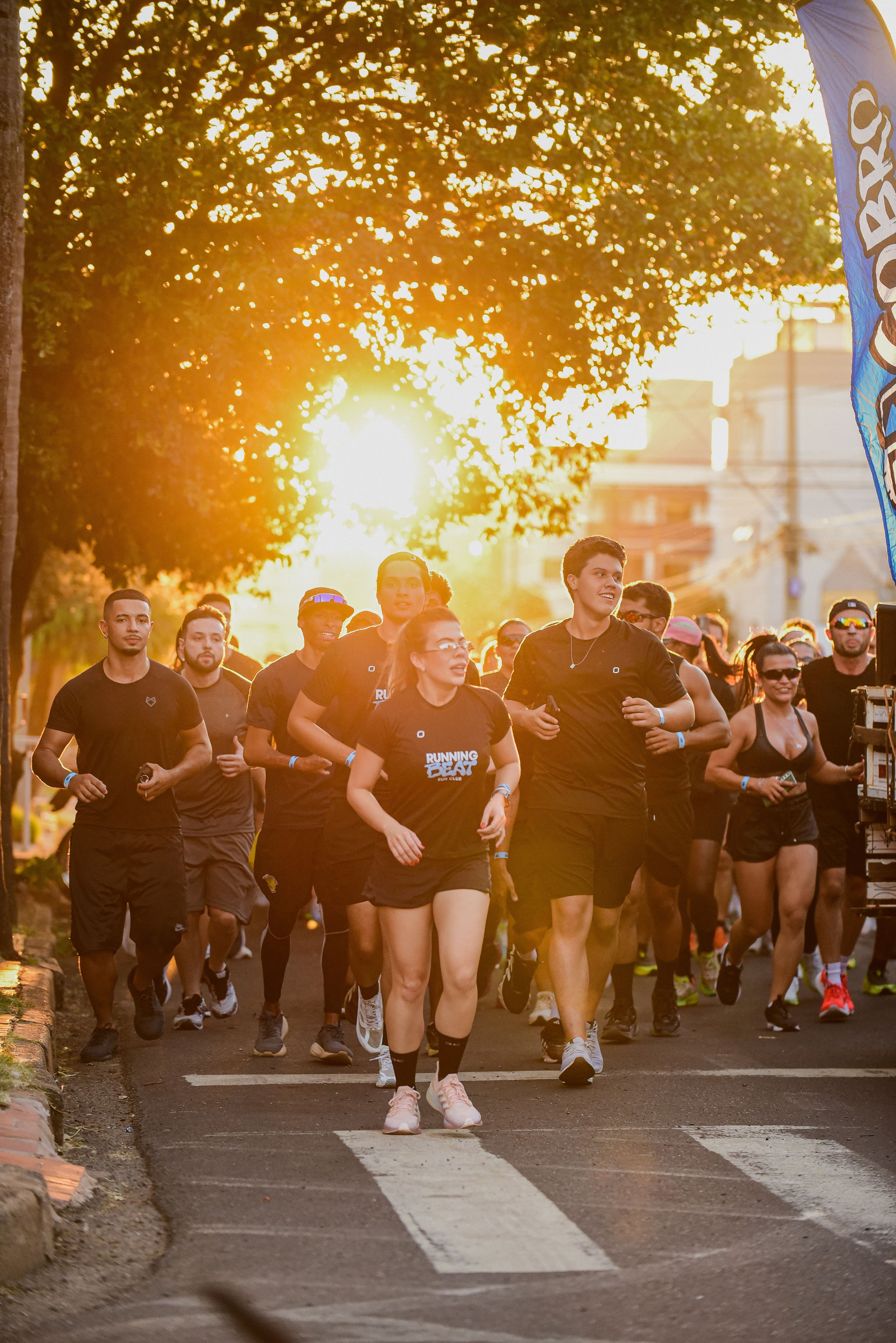 Grupo correndo durante a corrida da Running Beat