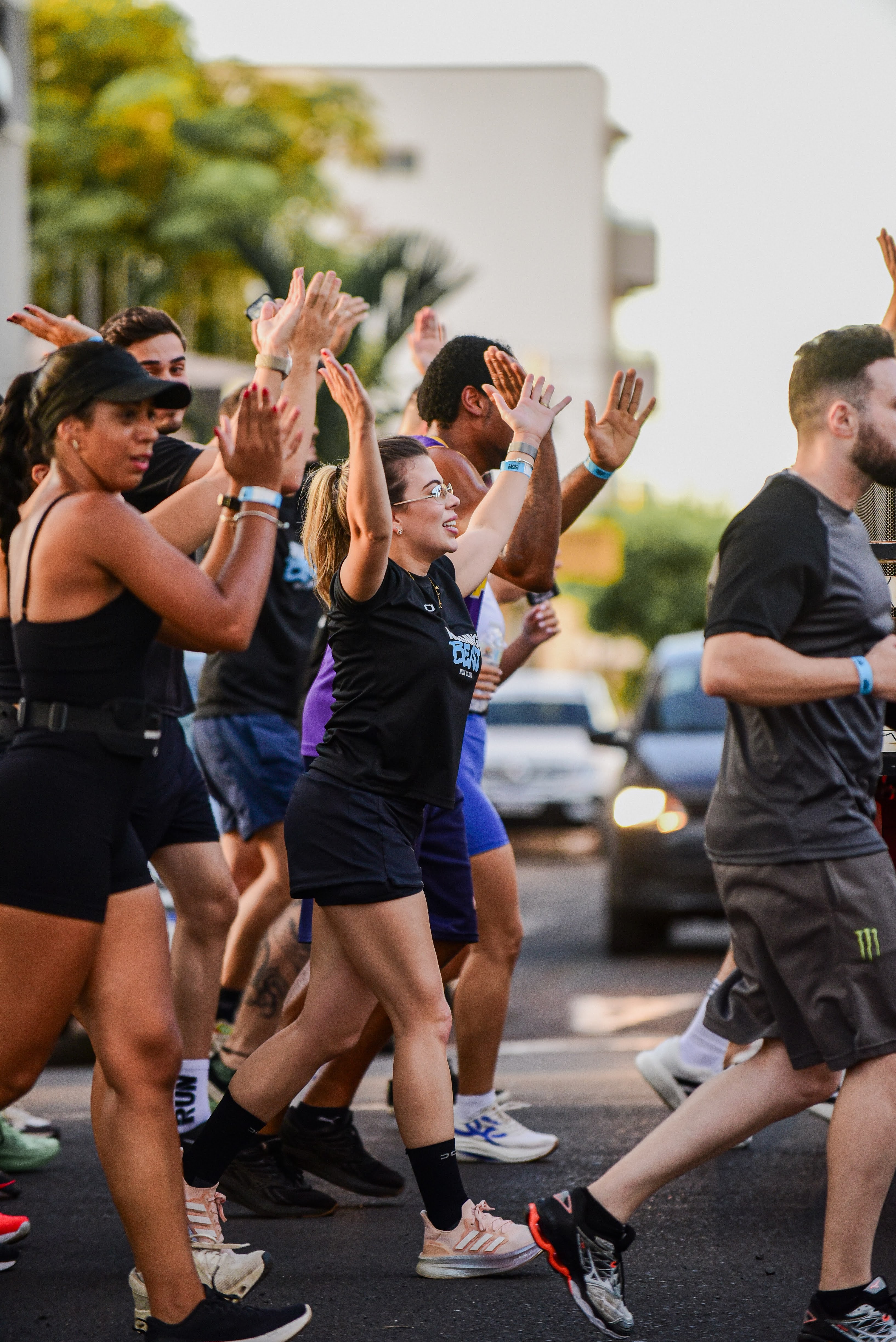 Participantes se cumprimentando durante a corrida